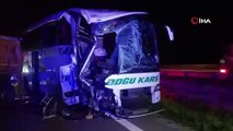 TEM’in Bolu geçişinde yolcu otobüsü ile tır çarpıştı: 1’i ağır 18 yaralı