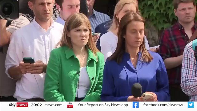 Une fillette est décédée après qu'une voiture eut percuté le bâtiment d'une école primaire à Wimbledon, dans le sud-ouest de Londres - La conductrice du véhicule arrêtée