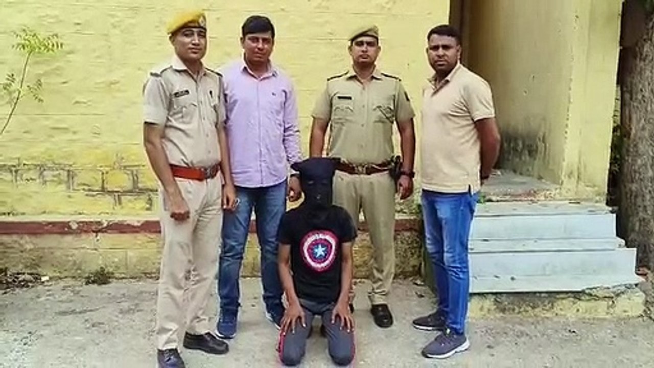 स्कूटी सवार से 31 लाख रुपए लूट मामले में ईनामी...