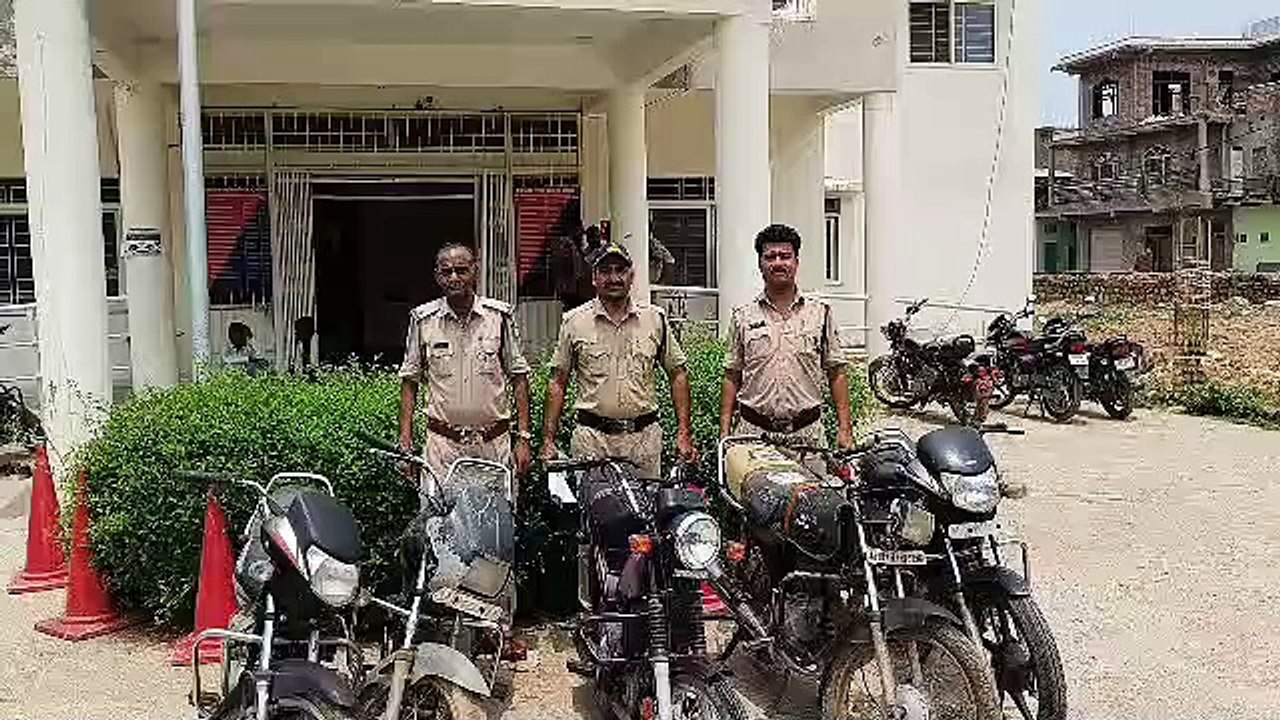 मोपेड के नहीं थे दस्तावेज, शक होने पर आरोपी से चार अन्य वाहन बरामद