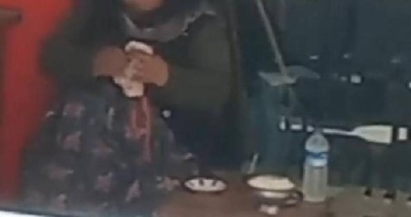 Dilenci bir kadının, topladığı paraları çay içerek saydığı anlar böyle görüntülendi