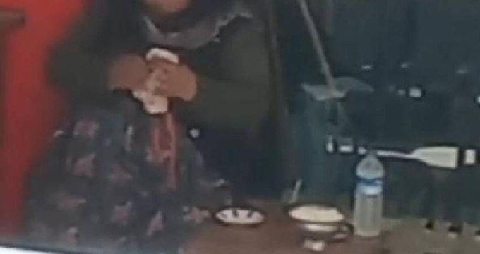 Dilenci bir kadının, topladığı paraları çay içerek saydığı anlar böyle görüntülendi