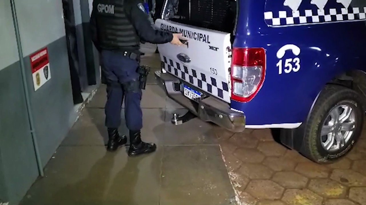 Jovem invade casa da ex para pegar cachorros e é detido por descumprir medida protetiva, no Guarujá