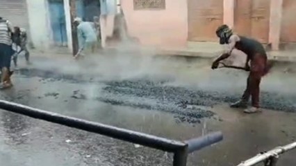 UP: कौशांबी में भरी बरसात में मजदूरों ने बना डाला रोड, PWD के कारनामे को देख लोग हैरान, Video Viral