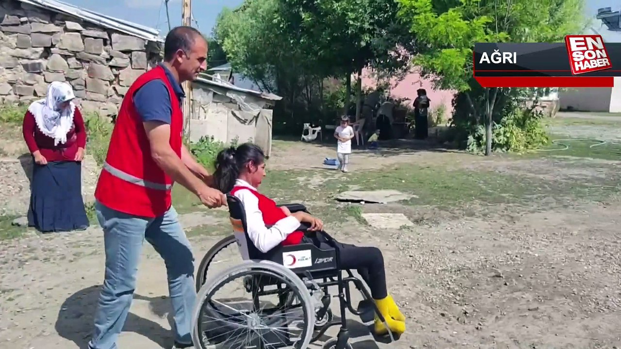 Kızılay engelli bireyleri unutmadı, tekerlekli sandalye hediye etti