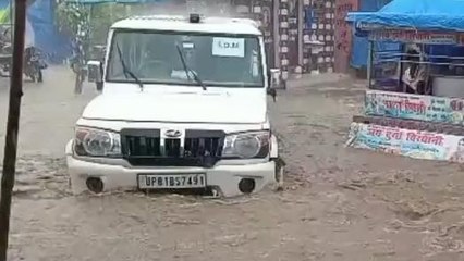 पानी के बवंडर में फंसे योगी के 2 अफसरों का काफिला, अटक गई सांसे