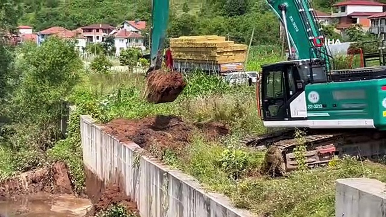 Şiddetli yağış uyarısı öncesi Bartın'da dere yatakları iş makineleriyle temizleniyor