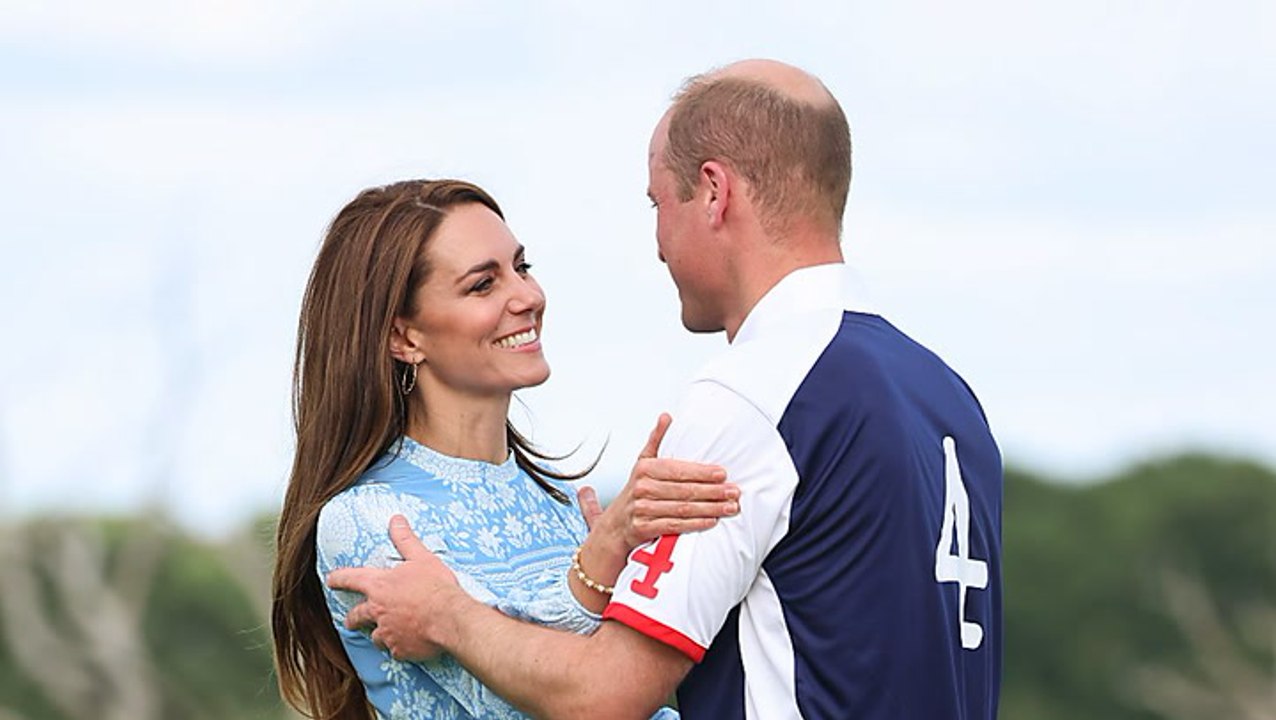 Seltenheit: Hier sieht man Kate und William sich umarmen und küssen
