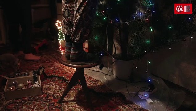 La terre est bleue comme une orange Bande-annonce (RU)