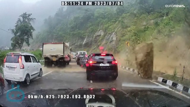 شاهد: صخرة عملاقة تسحق سيارتين في الهند ومقتل شخصين وإصابة 3 بجروح