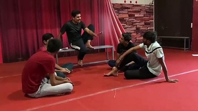 बच्चे सीख रहे नाटक के गुर