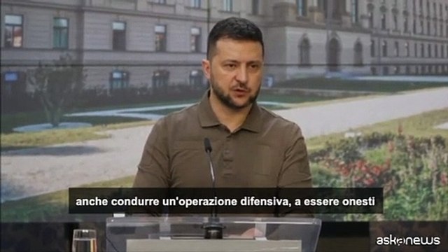 Zelensky: difficile combattere la Russia senza armi a lungo raggio