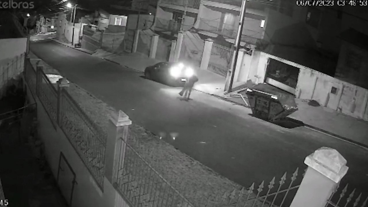 Câmera mostra jovens saindo de casa de advogado após o matarem estrangulado e esfaqueado