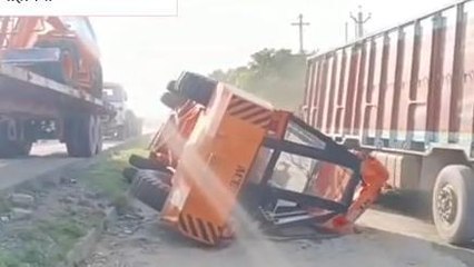 कैमूर: ट्रेलर से गिरी हाइड्रा क्रेन मशीन, NH-2 सर्विस लेन में परिचालन हुआ बंद