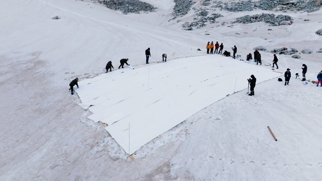 Chinese scientists try to stop glaciers from melting with innovative thermal blanket