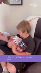 Boy displays SURREAL care & tenderness during first meeting with baby brother *PRECIOUS*