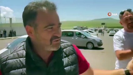 Aktaş Sınır Kapısı'nda telefon kuyruğu