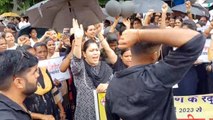 काले कपड़े पहन राज्य सरकार के विरोध में निकाली संविदा कर्मचारियों ने रैली