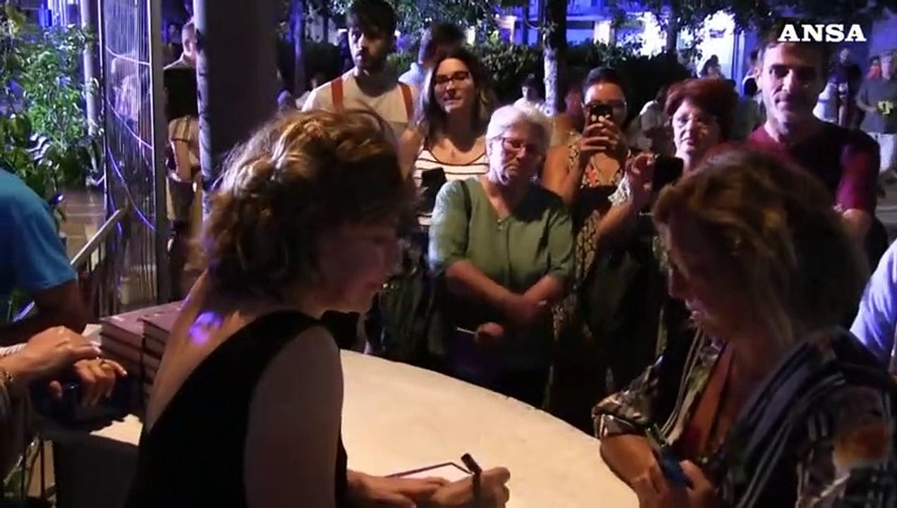 Sabina Guzzanti: "La politica non si occupa mai delle cose importanti"