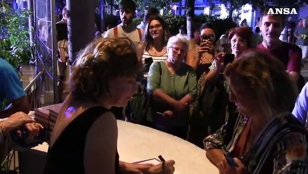 Sabina Guzzanti: La politica non si occupa mai delle cose importanti