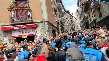 Gritos de 'UPN kanpora' ante el paso de la corporación por la calle Curia