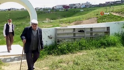 Üstü açık camide 562 yıldır çimen üzerinde Cuma namazı kılınıyor