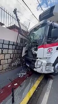 Caminhão perde o freio em descida e atinge dois carros em Florianópolis