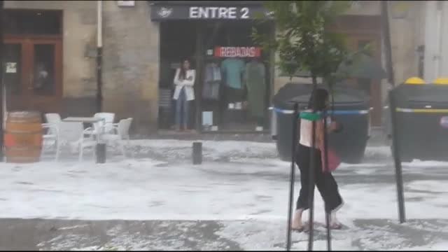 Una gran granizada ha inundado Vitoria dejando daños en coches, tejados y calles