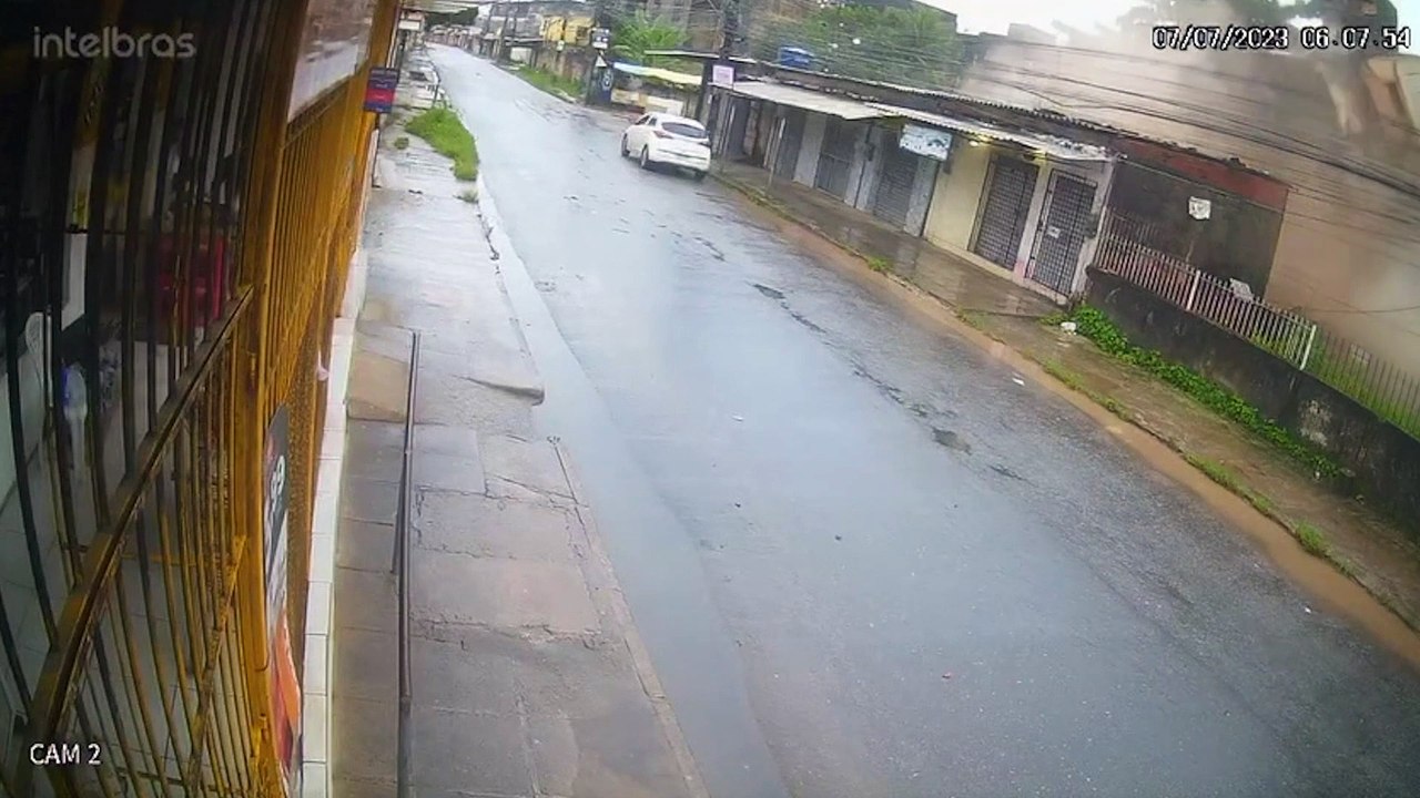 Câmera registra prédio desabando; há moradores soterrados