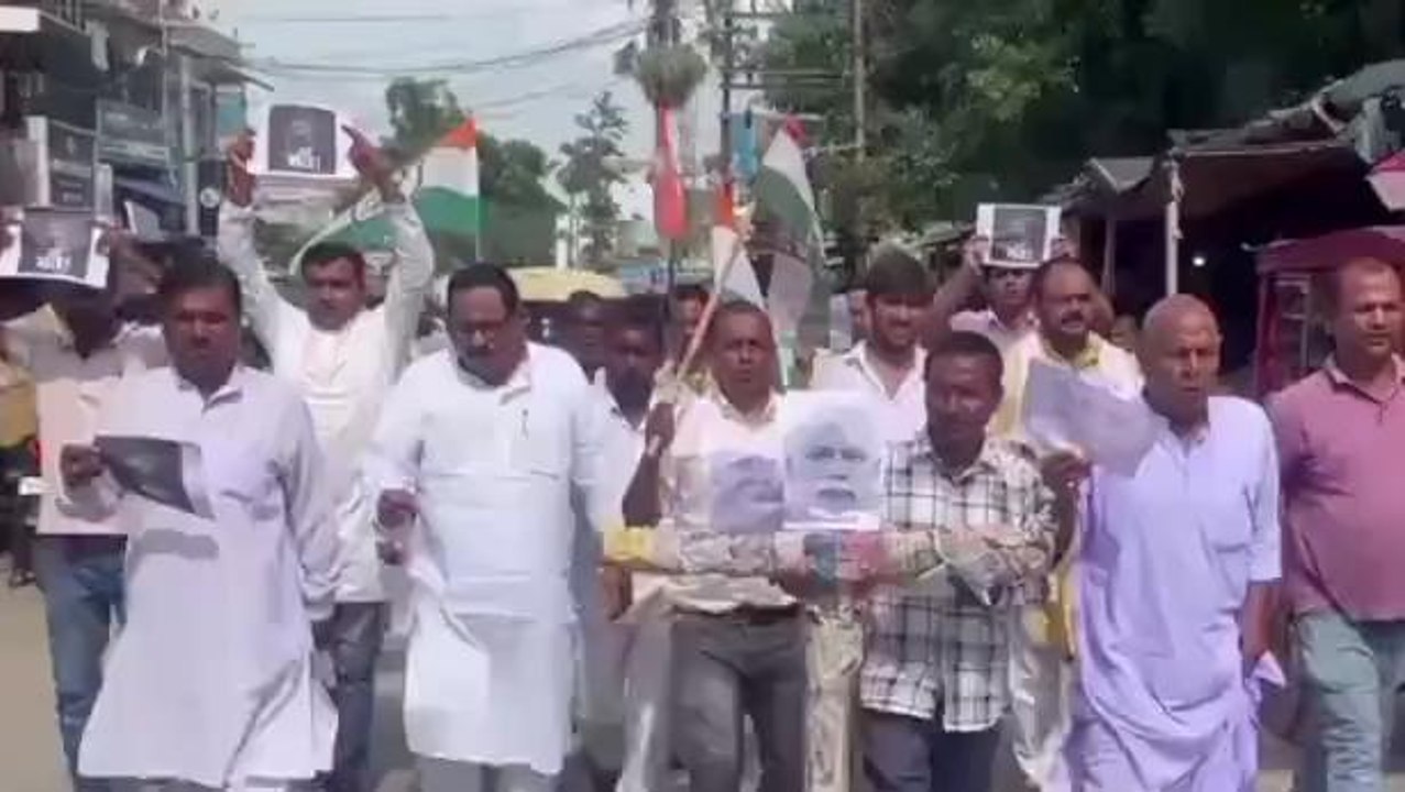 समस्तीपुर: कांग्रेस कार्यकर्ताओं ने निकला विरोध प्रदर्शन, PM का पुतला फूंक जताया विरोध