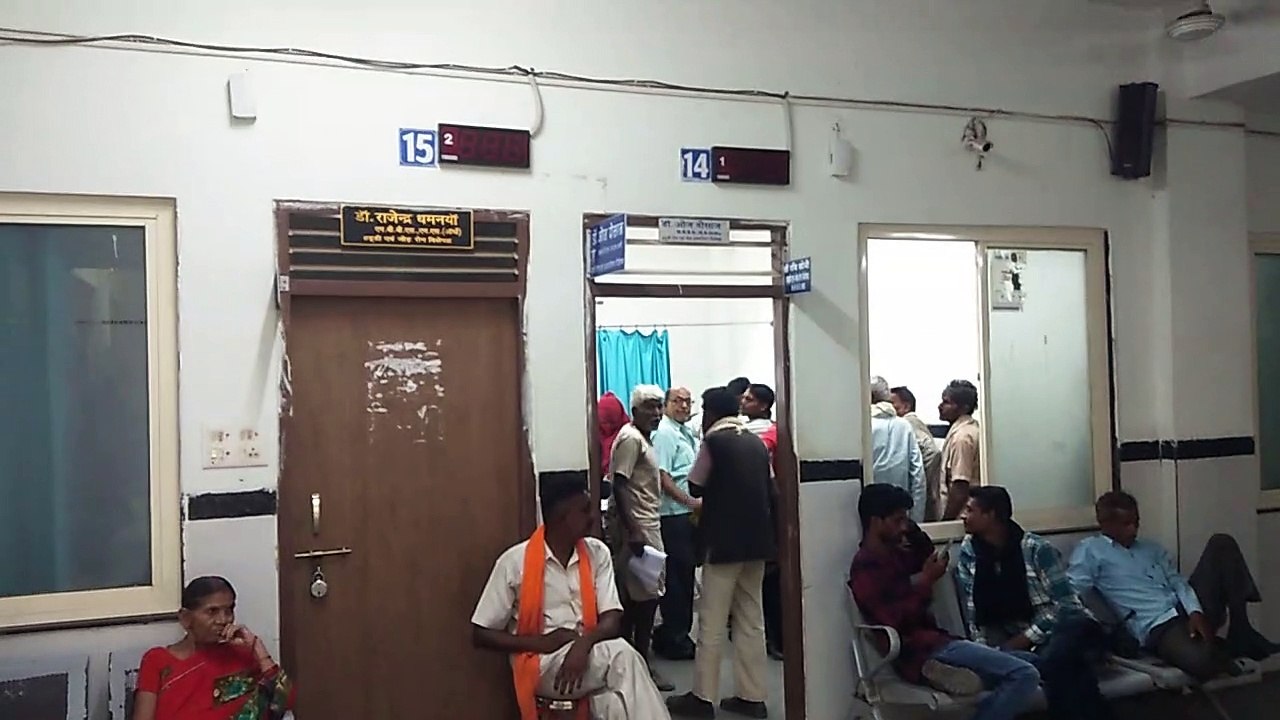 जिला अस्पताल में दोपहर २ बजे तक ओपीडी में समय ह...