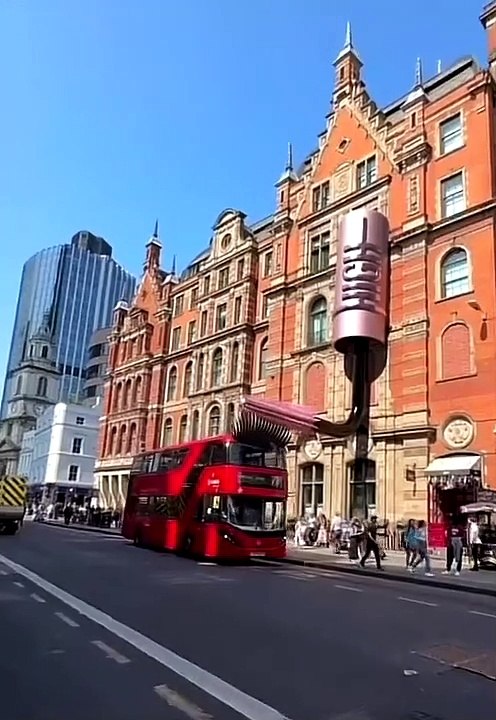 Metro y bus de Londres donde Maybelline ha instalado su nueva campaña publicitaria