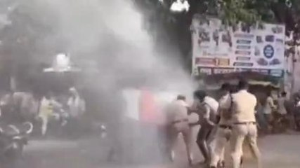 पेशाब कांड: युवाओं में भारी आक्रोश,पुलिस की कोशिशों के बाद फूंक दिया CM का पुतला