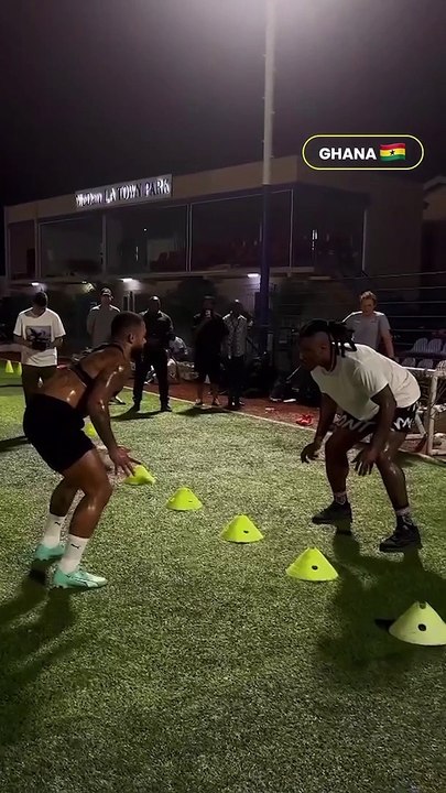 #memphisdepay le met sur des patins à roulettes."