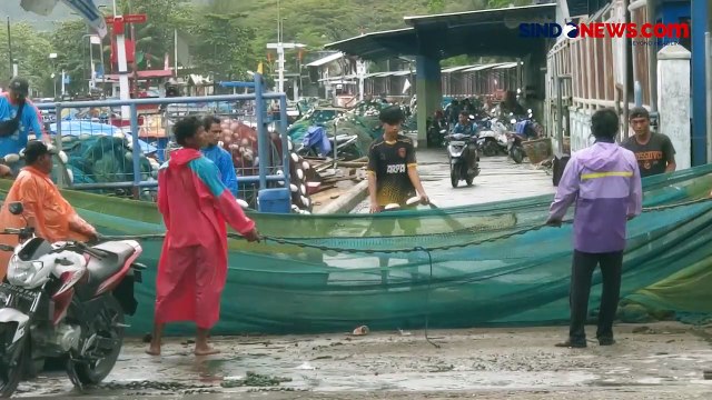 Cuaca Buruk dan Gelombang Tinggi, Nelayan Trenggalek Berhenti Melaut
