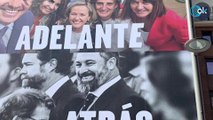 El PSOE copia a Vox: coloca una lona con Sánchez sonriente frente a Abascal y Feijóo en blanco y negro