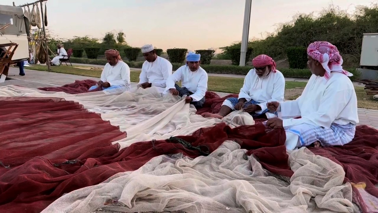 عمانيون يقدمون عروضا للتذكير بإرث وعمل أجدادهم في البحر