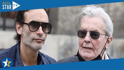 Anthony Delon sort du silence et dément les rumeurs sur une supposée liaison entre son père Alain De