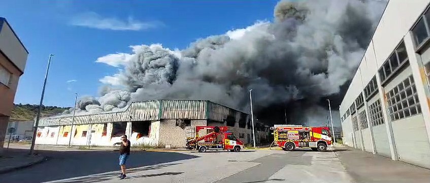 La nave de Embutidos Santa Cruz del Bierzo se incendia