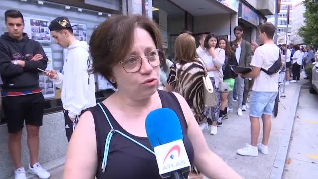 Colas de estudiantes frente a las inmobiliarias para elegir los mejores pisos a alquilar