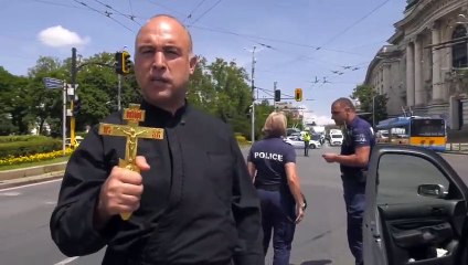 Prete filorusso tenta di fermare il corteo di Zelensky in Bulgaria brandendo una crocifisso: “E’ il demonio!”