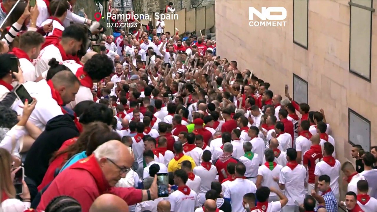 Stierhatz in Pamplona - das umstrittene Spektakel hat begonnen