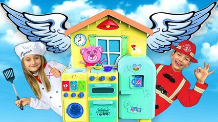 Sasha plays Ice Cream Shop with Kinetic Sand Crab Toy