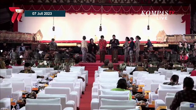 Saat Panglima TNI dan Istri Nyanyi Ojo Dipleroki Hingga Prau Layar di Pagelaran Wayang Kulit