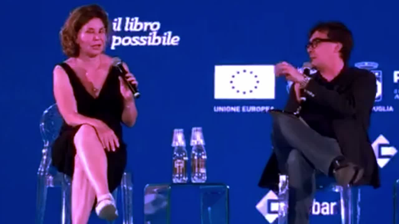 Sabina Guzzanti: "La politica non si occupa mai delle cose importanti"