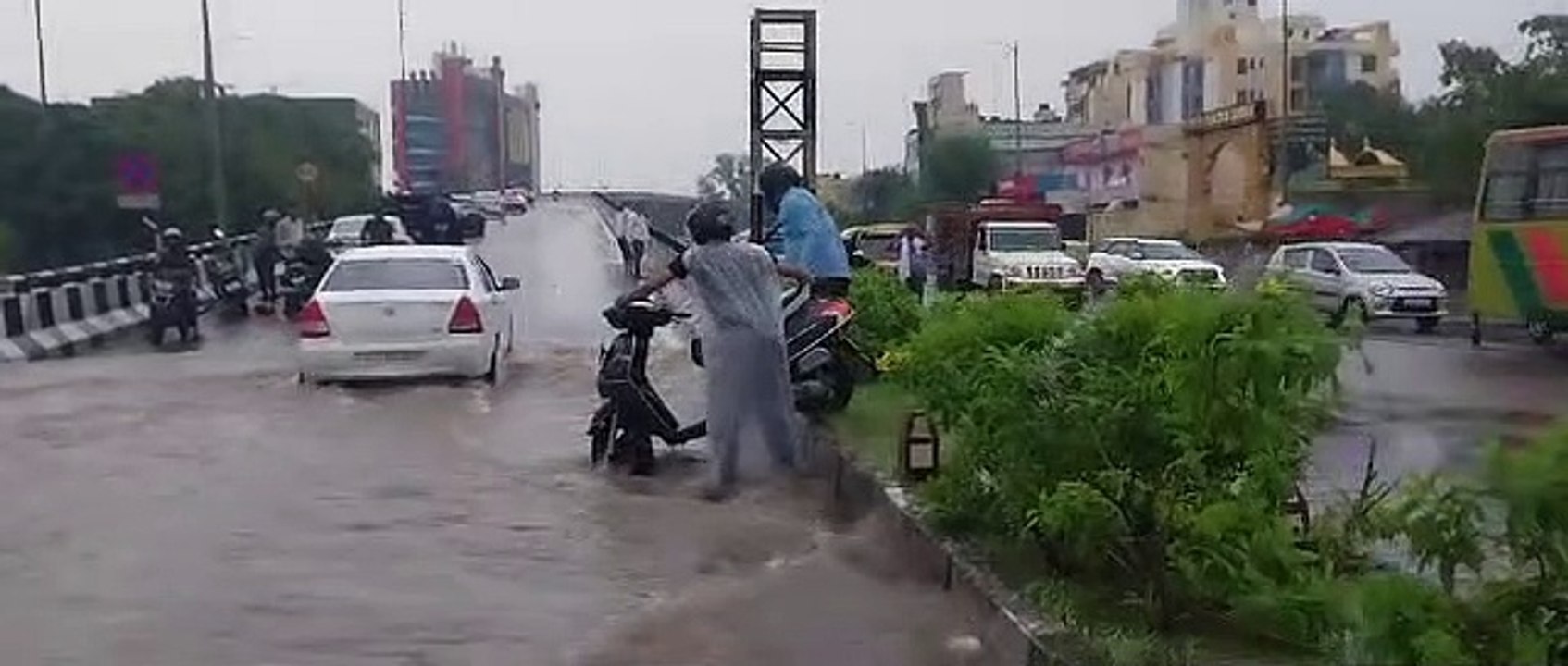 बरसात के बाद सड़कों पर पानी ही पानी...जाम ने बढ़ाई परेशानी
