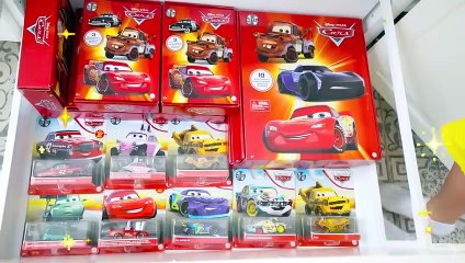 Vlad i Niki bawią się samochodzikami i budują tor żużlowy