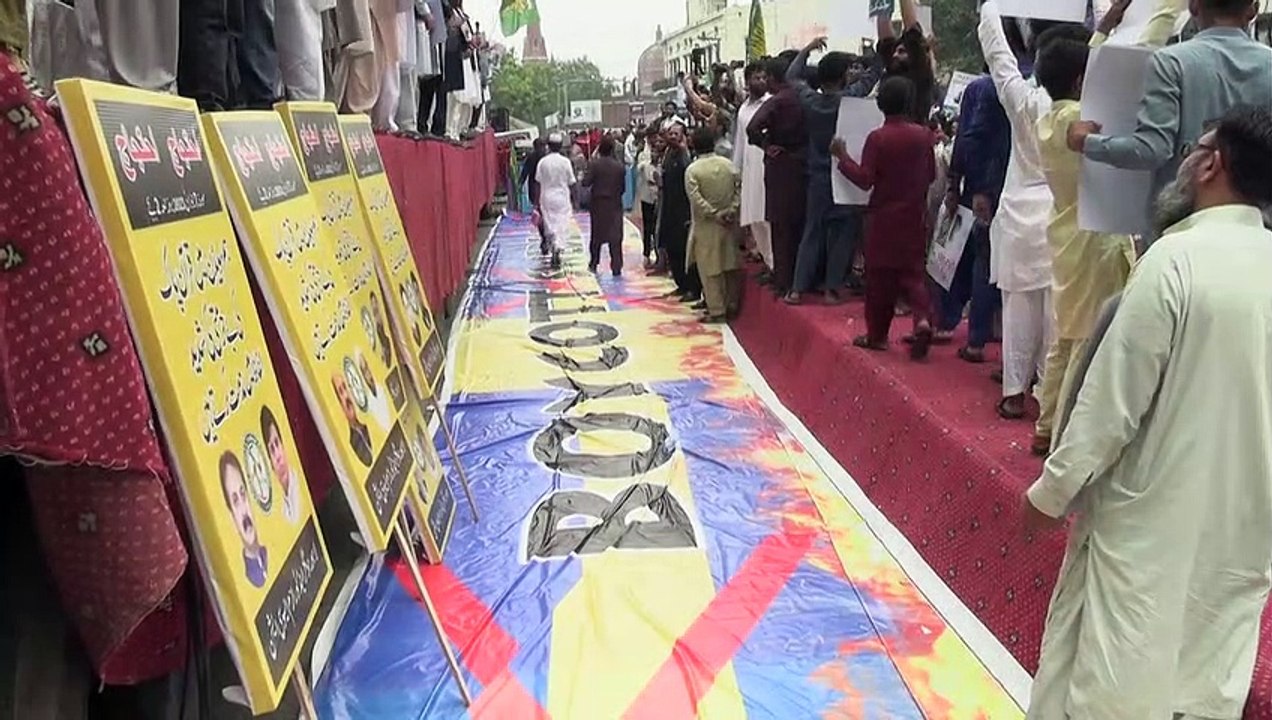 آلاف الباكستانيين يحتجون على حرق نسخة من المصحف في السويد