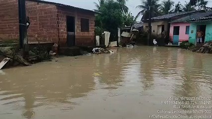 Após transbordamento do rio Jacuípe, moradores começam a deixar casas