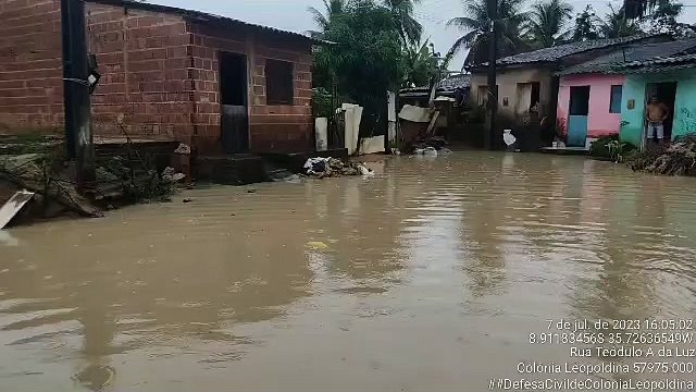 Após transbordamento do rio Jacuípe, moradores começam a deixar casas